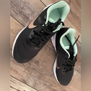 Nike girls 5Y tennis shoes barely worn